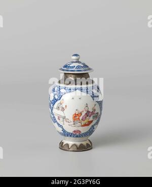 Chariot à thé avec supports pour femmes, garçons et argent. Couvercle de thé ou pot de porcelaine avec glaçure craquelée, peint en sous-glaçure bleu et blanc et sur la glaçure turquoise, rouge, rose, violet et noir. Couvert de serviette avec fleurs et papillons dans Bianco Sopra Bianco et deux cartouilles avec une dame à une table et une dame assise sur le sol avec un garçon à côté d'eux, autour d'eux un lièvre et vases; UN cadre argenté autour du pied et de l'épaule. Le couvercle a été restauré. Famille Rose. Banque D'Images