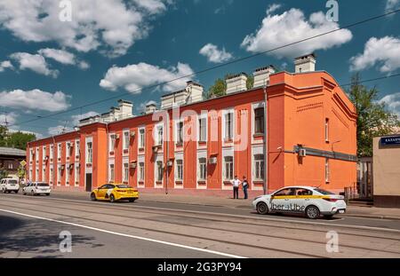 Vue sur une maison résidentielle construite en 1914 sur la rue Kalanchevskaya: Moscou, Russie - 26 mai 2021 Banque D'Images