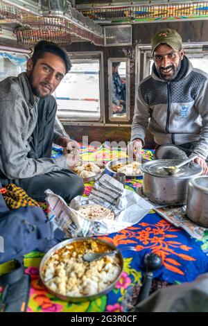 Vue sur la cuisine et les repas avec les conducteurs indiens à l'intérieur du camion Banque D'Images