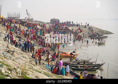 Varanasi/Inde-09.11.2018:les gens se lavant dans l'eau sainte du Ganga Banque D'Images