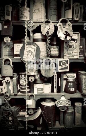 Serrures et clés anciennes avec d'autres objets de collection dans le magasin d'antiquités de Chester, New Jersey, Etats-Unis Banque D'Images