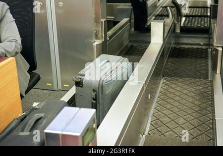 Bagages enregistrés sur la ceinture de transport du comptoir d'enregistrement de l'aéroport Banque D'Images