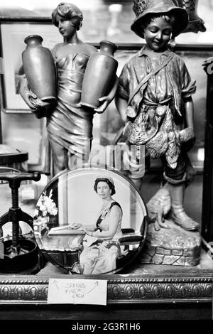 Figurines en bronze et assiette avec la reine Elizabeth II avec d'autres objets de collection dans le magasin d'antiquités de Chester, New Jersey, Etats-Unis Banque D'Images