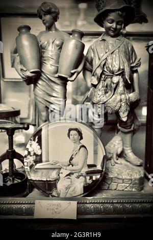 Figurines en bronze et assiette avec la reine Elizabeth II avec d'autres objets de collection dans le magasin d'antiquités de Chester, New Jersey, Etats-Unis Banque D'Images