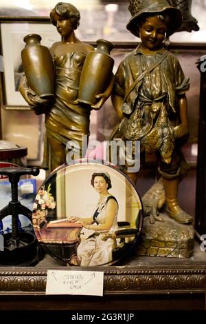 Figurines en bronze et assiette avec la reine Elizabeth II avec d'autres objets de collection dans le magasin d'antiquités de Chester, New Jersey, Etats-Unis Banque D'Images