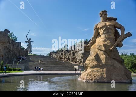 Volgograd/Russia-18.06.2016:la statue de la mère-Patrie appelle Mamaïev Kurgan et statue du soldat avec arme à feu Banque D'Images