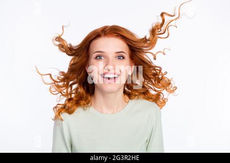 Portrait photo de fille aux cheveux rouges dans une tenue décontractée souriant surjoyeusement avec des cheveux volants isolé couleur blanc arrière-plan Banque D'Images