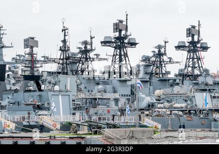 Russie, Vladivostok, 07/06/2019. Vue sur le percement de la marine militaire avec les cutleships russes modernes Gromkiy et Sovershenny (le plus récent c Banque D'Images