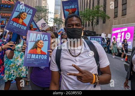 New York, États-Unis. 16 juin 2021. Juumane Williams, candidat à la mairie Maya Wiley, partisan et candidat à l'avocat public, a vu, avant le troisième débat télévisé pour la course à la mairie de New York, en dehors des studios de la NBC. Crédit : SOPA Images Limited/Alamy Live News Banque D'Images