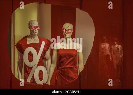 Marionnettes dans un magasin-vitrine â€“ miroirs et un cadeau aux clients Banque D'Images