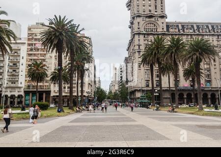 MONTEVIDEO, URUGUAY - 18 FÉVRIER 2015 : vue sur la place Plaza Independecia dans le centre de Montevideo. Banque D'Images