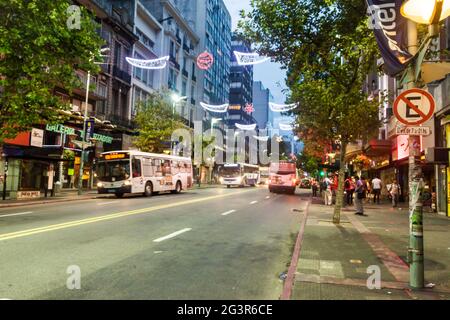 MONTEVIDEO, URUGUAY - 18 FÉVRIER 2015 : vue sur l'avenue 18 de Julio dans le centre de Montevideo. Banque D'Images