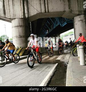 Les volontaires comptent des vélos sur certaines des routes les plus achalandées du Grand Manille car ils ont recueilli des données qui aideront à établir la nécessité d'une culture de vélo plus sûre et plus efficace dans le pays. Philippines. Banque D'Images