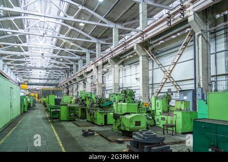 De nombreuses machines-outils pour le travail des métaux dans un grand atelier d'usine. Industrie lourde. Intérieur industriel. Banque D'Images