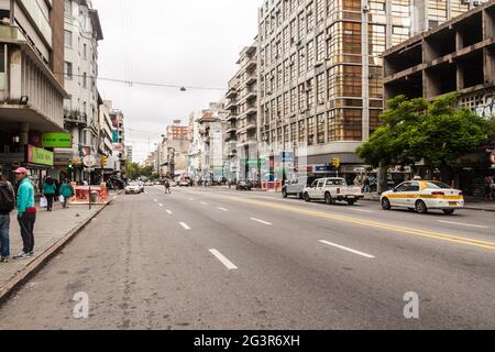 MONTEVIDEO, URUGUAY - 19 FÉVRIER 2015 : vue sur l'avenue 18 de Julio dans le centre de Montevideo. Banque D'Images