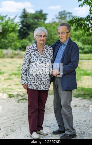 Portrait complet d'un couple de 80 ans Banque D'Images