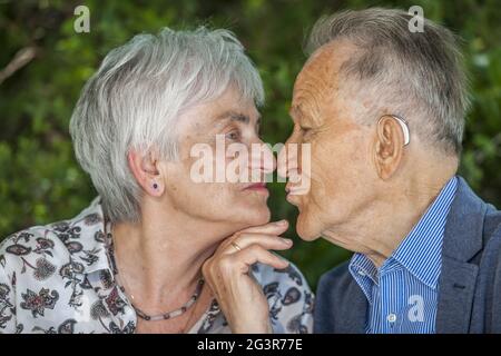 Embrasser un couple à la retraite Banque D'Images