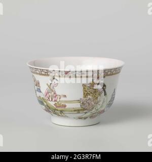 Coupe en forme de cloche avec deux dames à une table entourée d'objets. Tête de porcelaine en forme de cloche, peinte sur le glaçage en bleu, rouge, rose, vert, jaune, noir et or. Sur l'extérieur de la tête deux dames assis à une table avec un plateau avec des ensembles de thé; les dames sont entourées de différents objets tels que des tables, vases, trépied, doigt citron, turbine, Rouleaux etc.; autour du bord un lien avec la serviette interspersed avec une branche de fleur dans une cartouche. Famille Rose. Banque D'Images
