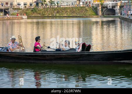 Milan, Italie - 17 2021 juin - concert sur un bateau de gondole au coucher du soleil pour des raisons de charité. Lutte contre le cancer association. Credit: Christian Santi/Alamy Live News Credit: Christian Santi/Alamy Live News Banque D'Images