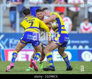 Tommy Makinson (2) de St Helens est attaqué par Matt Davis (15) de Warrington Wolves Banque D'Images