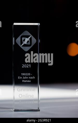 Cologne, Allemagne. 17 juin 2021. Vue du prix du podcast documentaire Spotify '190220 - UN an après Hanau' lors de la cérémonie du Grimme Online Award. Le Grimme Online Award est le prix allemand le plus important pour le journalisme en ligne exceptionnel et est présenté depuis 2001. Il est également souvent utilisé pour identifier les tendances de l'année. Credit: Rolf Vennenbernd/dpa/Alay Live News Banque D'Images