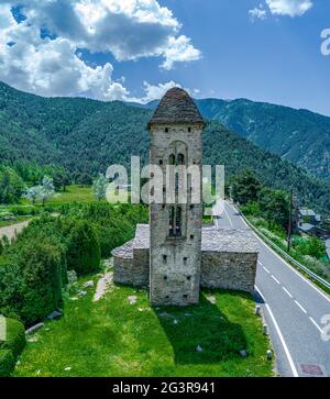 Église romane Sant Miquel d'Engolastres dont la principale caractéristique architecturale est le clocher, en Andorre, patrimoine mondial de l'UNESCO . Composite panoramique Banque D'Images