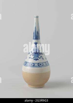 Vase en forme de bouteille avec brun clair et objets précieux et antiquités. Bouteille de porcelaine avec corps en forme de poire, recouverte d'un café-au-lait et peinte en bleu sous-glaçure. La partie inférieure du corps est recouverte d'un vernis brun clair au-dessus duquel se trouve un pneu avec un épais vernis de couleur crème; la partie supérieure en bleu sous-vitrage avec une serviette parsemée d'une fleur dans un médaillon, au-dessus des antiquités (vase, trépied, arnaque, livres); Le cou avec des motifs en feuilles pointues. Monochrome marron avec bleu et blanc. Banque D'Images