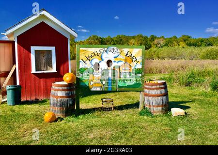 Un stand-in photo pour deux personnes pour vous faire ressembler à des fermiers gothiques américains.Hacklebarney Farm, Chester New Jersey, Etats-Unis. Ferme saisonnière Banque D'Images