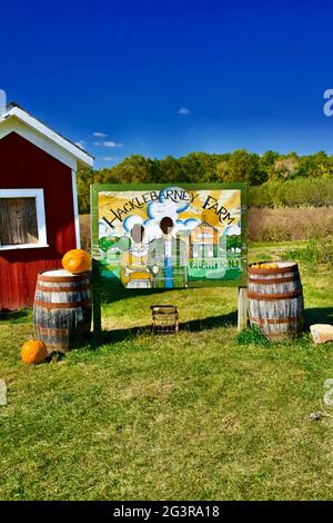 Un stand-in photo pour deux personnes pour vous faire ressembler à des fermiers gothiques américains.Hacklebarney Farm, Chester New Jersey, Etats-Unis. Ferme saisonnière Banque D'Images