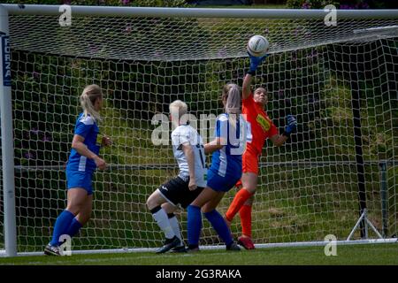 Llandarcy, Neath, pays de Galles 30 mai 2021. Orchard Welsh Premier Women's League match entre Swansea City Dames et Abergavenny Women. Banque D'Images