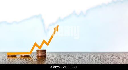 Volatilité, variation de la valeur des titres, volatilité des marchés boursiers. Flèche pointant vers le haut sur les piles de pièces, la bannière, la place pour le texte Banque D'Images