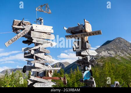 Khibiny, Russie-circa Jul, 2015: Poteaux et plaques avec des noms de ville, directions avec les distances sont dans le camping dans la vallée des montagnes de Khibins. JE Banque D'Images