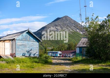 Khibiny, Russie-vers juillet 2015 : zone de la station de secours du massif des Khibins. C'est un endroit populaire pour la randonnée en montagne. Le camping est situé Banque D'Images