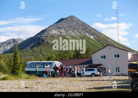 Khibiny, Russie-vers juillet 2015: Les touristes sont prêts à transférer des montagnes à la ville de Kirovsk. Le camp et la station de secours des Khhibins ma Banque D'Images