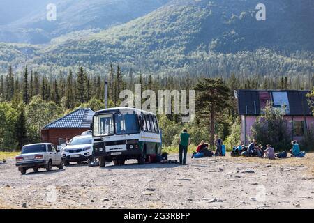 Khibiny, Russie-circa Jul, 2015: Les touristes attendent le transfert des montagnes à la ville de Kirovsk. Le site du camp et la station de secours du massif des Khibins Banque D'Images