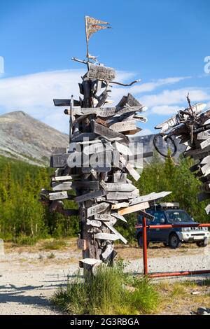 Khiminy, Russie-circa Jul, 2015: Poteaux avec noms, direction avec les distances sont en camping dans les montagnes de Khibins. C'est un endroit populaire pour la mounta Banque D'Images