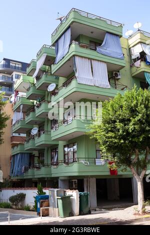 Alanya, Turquie-circa oct, 2020: Bâtiment résidentiel avec balcons couverts de draps pour la protection du soleil est situé dans le centre de la ville. C'est une plage Banque D'Images