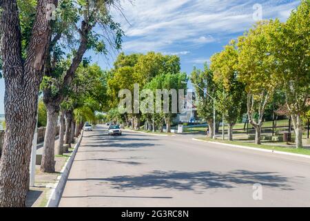 COLON, ARGENTINE: 17 FÉVRIER 2015: Route Riverside à côté de la plage à Colon, Argentine Banque D'Images