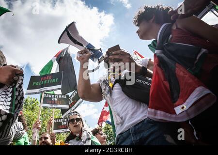 Whitehall, Londres, Royaume-Uni. 12 juin 2021. Des milliers de manifestants manifestent à l'extérieur de Downing Street à Londres pour coïncider avec le taki du sommet du G7 Banque D'Images