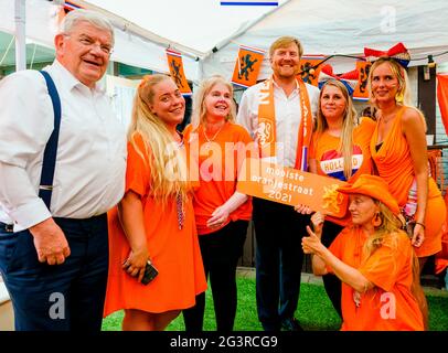 La Haye, Niederlande. 17 juin 2021. Le roi Willem-Alexander des pays-Bas au Marktweg à la Haye, le 17 juin 2021, pour visiter de Mooiste Oranjestraat van Nederland (le plus beau Oranjestraat des pays-Bas) qui a remporté le prix à la suite d'une campagne pour décorer les rues du Championnat européen de football Credit: Pool/ Marco de Swart/ Albert Nieboer/Netherlands OUT/point de vue OUT/dpa/Alay Live News Banque D'Images