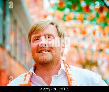 La Haye, Niederlande. 17 juin 2021. Le roi Willem-Alexander des pays-Bas au Marktweg à la Haye, le 17 juin 2021, pour visiter de Mooiste Oranjestraat van Nederland (le plus beau Oranjestraat des pays-Bas) qui a remporté le prix à la suite d'une campagne pour décorer les rues du Championnat européen de football Credit: Pool/ Marco de Swart/ Albert Nieboer/Netherlands OUT/point de vue OUT/dpa/Alay Live News Banque D'Images