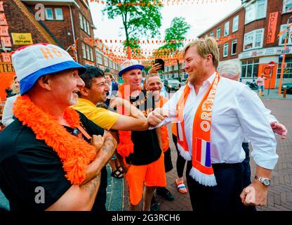 La Haye, Niederlande. 17 juin 2021. Le roi Willem-Alexander des pays-Bas au Marktweg à la Haye, le 17 juin 2021, pour visiter de Mooiste Oranjestraat van Nederland (le plus beau Oranjestraat des pays-Bas) qui a remporté le prix à la suite d'une campagne pour décorer les rues du Championnat européen de football Credit: Pool/ Marco de Swart/ Albert Nieboer/Netherlands OUT/point de vue OUT/dpa/Alay Live News Banque D'Images