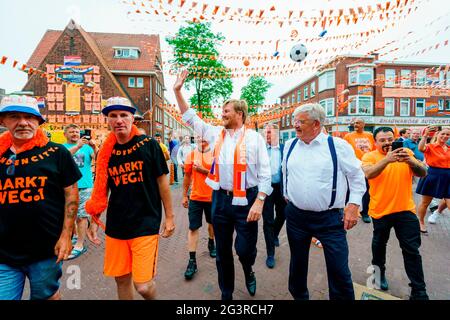 La Haye, Niederlande. 17 juin 2021. Le roi Willem-Alexander des pays-Bas au Marktweg à la Haye, le 17 juin 2021, pour visiter de Mooiste Oranjestraat van Nederland (le plus beau Oranjestraat des pays-Bas) qui a remporté le prix à la suite d'une campagne pour décorer les rues du Championnat européen de football Credit: Pool/ Marco de Swart/ Albert Nieboer/Netherlands OUT/point de vue OUT/dpa/Alay Live News Banque D'Images