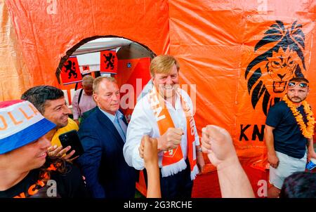 La Haye, Niederlande. 17 juin 2021. Le roi Willem-Alexander des pays-Bas au Marktweg à la Haye, le 17 juin 2021, pour visiter de Mooiste Oranjestraat van Nederland (le plus beau Oranjestraat des pays-Bas) qui a remporté le prix à la suite d'une campagne pour décorer les rues du Championnat européen de football Credit: Pool/ Marco de Swart/ Albert Nieboer/Netherlands OUT/point de vue OUT/dpa/Alay Live News Banque D'Images
