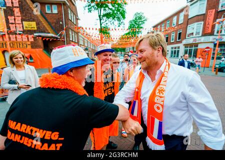 La Haye, Niederlande. 17 juin 2021. Le roi Willem-Alexander des pays-Bas au Marktweg à la Haye, le 17 juin 2021, pour visiter de Mooiste Oranjestraat van Nederland (le plus beau Oranjestraat des pays-Bas) qui a remporté le prix à la suite d'une campagne pour décorer les rues du Championnat européen de football Credit: Pool/ Marco de Swart/ Albert Nieboer/Netherlands OUT/point de vue OUT/dpa/Alay Live News Banque D'Images