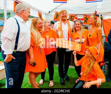 La Haye, Niederlande. 17 juin 2021. Le roi Willem-Alexander des pays-Bas au Marktweg à la Haye, le 17 juin 2021, pour visiter de Mooiste Oranjestraat van Nederland (le plus beau Oranjestraat des pays-Bas) qui a remporté le prix à la suite d'une campagne pour décorer les rues du Championnat européen de football Credit: Pool/ Marco de Swart/ Albert Nieboer/Netherlands OUT/point de vue OUT/dpa/Alay Live News Banque D'Images