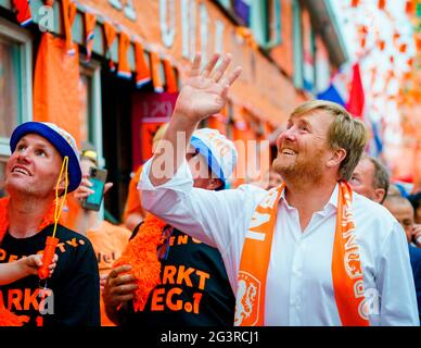 La Haye, Niederlande. 17 juin 2021. Le roi Willem-Alexander des pays-Bas au Marktweg à la Haye, le 17 juin 2021, pour visiter de Mooiste Oranjestraat van Nederland (le plus beau Oranjestraat des pays-Bas) qui a remporté le prix à la suite d'une campagne pour décorer les rues du Championnat européen de football Credit: Pool/ Marco de Swart/ Albert Nieboer/Netherlands OUT/point de vue OUT/dpa/Alay Live News Banque D'Images