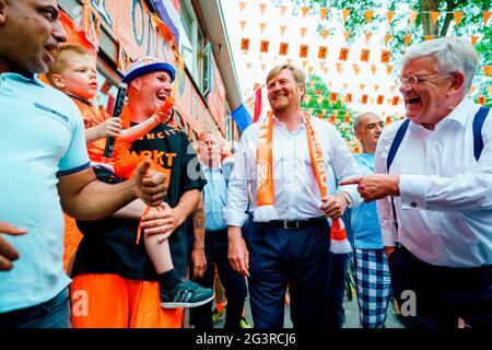 La Haye, Niederlande. 17 juin 2021. Le roi Willem-Alexander des pays-Bas au Marktweg à la Haye, le 17 juin 2021, pour visiter de Mooiste Oranjestraat van Nederland (le plus beau Oranjestraat des pays-Bas) qui a remporté le prix à la suite d'une campagne pour décorer les rues du Championnat européen de football Credit: Pool/ Marco de Swart/ Albert Nieboer/Netherlands OUT/point de vue OUT/dpa/Alay Live News Banque D'Images