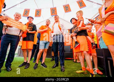 La Haye, Niederlande. 17 juin 2021. Le roi Willem-Alexander des pays-Bas au Marktweg à la Haye, le 17 juin 2021, pour visiter de Mooiste Oranjestraat van Nederland (le plus beau Oranjestraat des pays-Bas) qui a remporté le prix à la suite d'une campagne pour décorer les rues du Championnat européen de football Credit: Pool/ Marco de Swart/ Albert Nieboer/Netherlands OUT/point de vue OUT/dpa/Alay Live News Banque D'Images