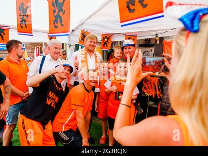 La Haye, Niederlande. 17 juin 2021. Le roi Willem-Alexander des pays-Bas au Marktweg à la Haye, le 17 juin 2021, pour visiter de Mooiste Oranjestraat van Nederland (le plus beau Oranjestraat des pays-Bas) qui a remporté le prix à la suite d'une campagne pour décorer les rues du Championnat européen de football Credit: Pool/ Marco de Swart/ Albert Nieboer/Netherlands OUT/point de vue OUT/dpa/Alay Live News Banque D'Images